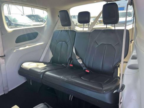 Used 2023 Chrysler Pacifica Touring-L FWD image 16
