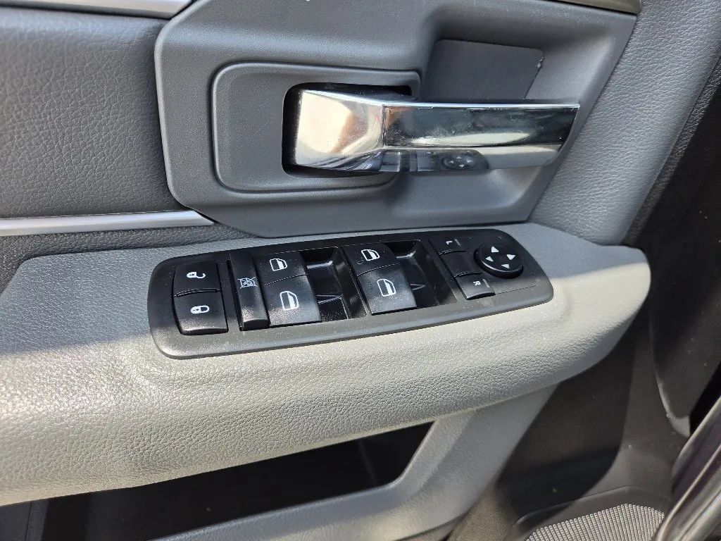 Used 2015 RAM 1500 Classic SLT RWD image 12