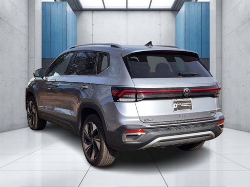 Used 2025 Volkswagen Taos SE image 29