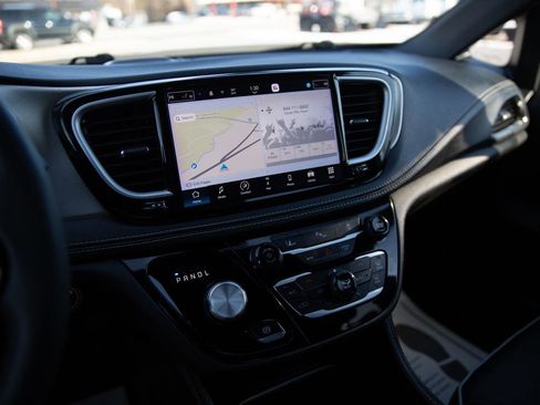 Used 2023 Chrysler Pacifica Limited w/ S Appearance Package image 14