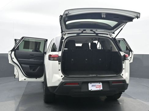 Used 2024 Nissan Pathfinder S image 25