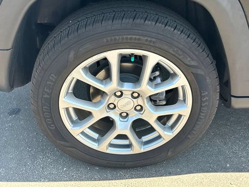 Used 2023 Jeep Compass Latitude AWD/4WD image 17