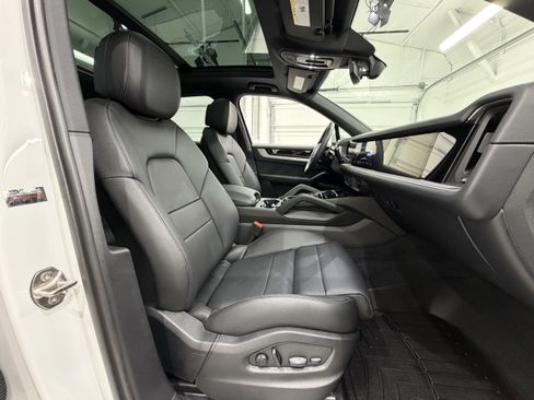 Certified 2024 Porsche Cayenne AWD/4WD image 23