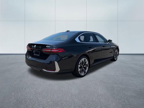 Used 2025 BMW 530i xDrive w/ Premium Package AWD/4WD image 5