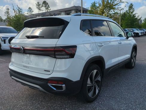 Used 2025 Volkswagen Taos SE AWD/4WD image 6