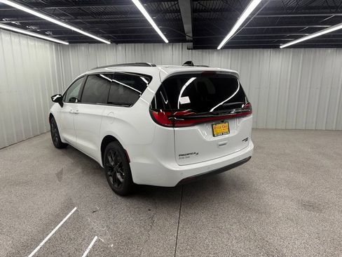 New 2027 Chrysler Pacifica Limited AWD/4WD image 4