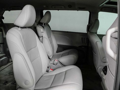 Used 2018 Toyota Sienna XLE w/ XLE Navigation Package FWD image 22