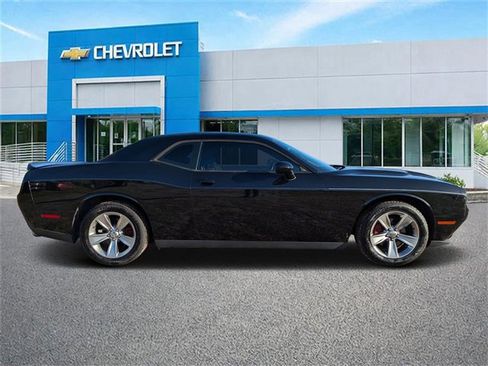 Used 2018 Dodge Challenger SXT image 2