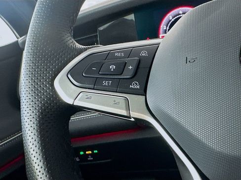 Used 2025 Volkswagen Tiguan SEL R-Line image 25