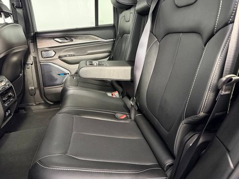 Used 2024 Jeep Grand Cherokee Overland w/ Advanced Protech Group III AWD/4WD image 17