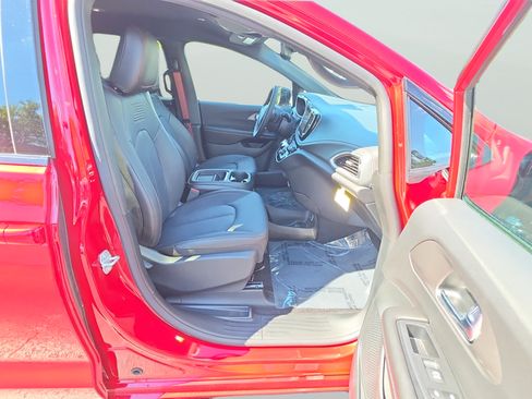 New 2027 Chrysler Pacifica Select FWD image 18