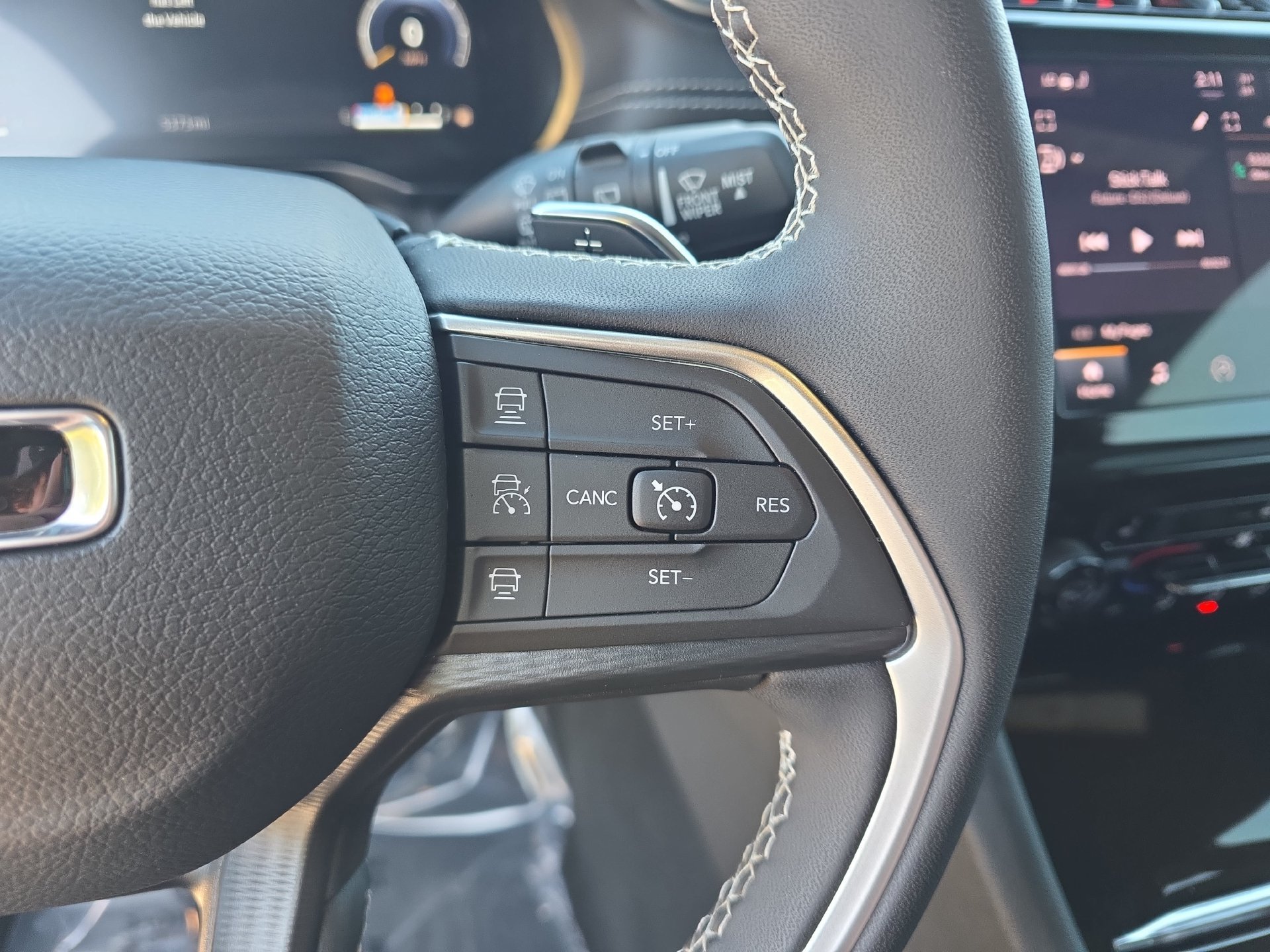 Used 2025 Jeep Grand Cherokee L Laredo w/ Luxury Tech Group I AWD/4WD image 18