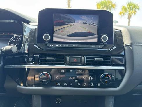 Used 2025 Nissan Pathfinder SV image 18