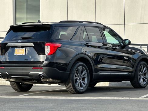 Certified 2022 Ford Explorer XLT w/ Equipment Group 202A image 3