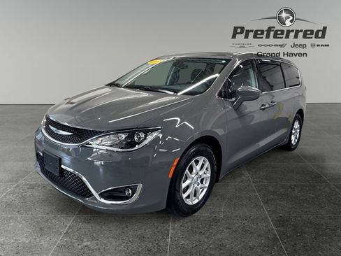 Used 2020 Chrysler Pacifica Touring w/ Cold Weather Group FWD image 11