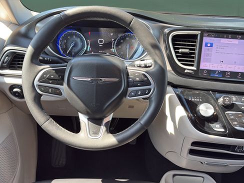 Used 2023 Chrysler Pacifica Touring-L FWD image 25