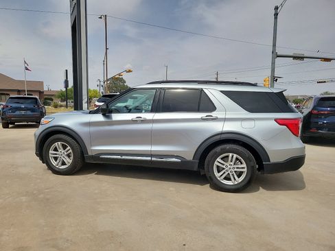Used 2024 Ford Explorer XLT w/ Equipment Group 202A RWD image 4