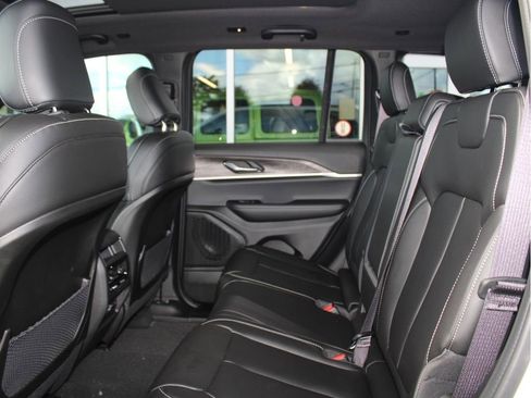 New 2025 Jeep Grand Cherokee Limited w/ Black Appearance Package image 30