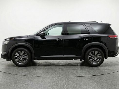 Used 2025 Nissan Pathfinder SV image 5