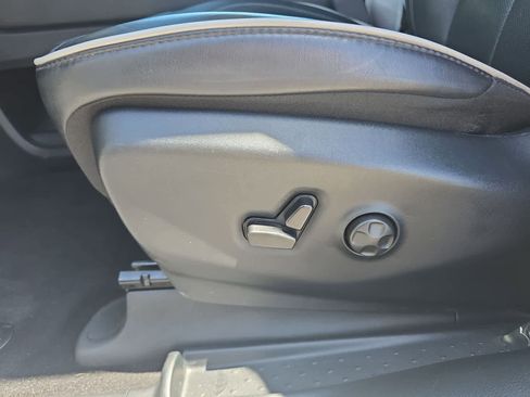 Used 2025 Chrysler Pacifica Limited FWD image 18