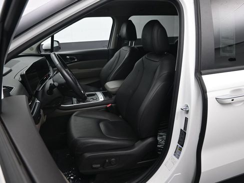 Used 2025 Kia Carnival FWD image 20