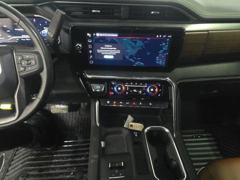 Used 2024 GMC Sierra 2500 Denali Ultimate image 11