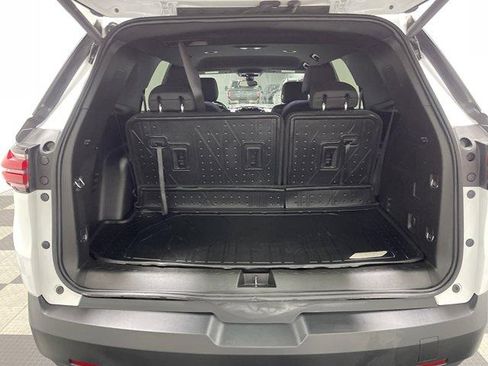 Used 2023 Chevrolet Traverse LT FWD image 13