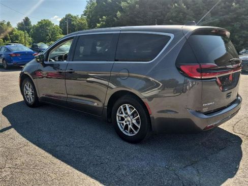 Used 2023 Chrysler Pacifica Touring-L FWD image 3