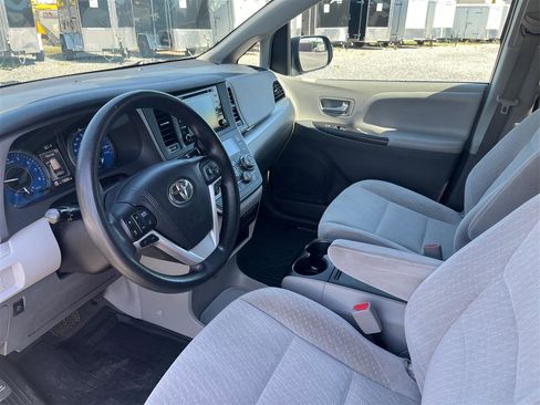 Used 2018 Toyota Sienna LE FWD image 9