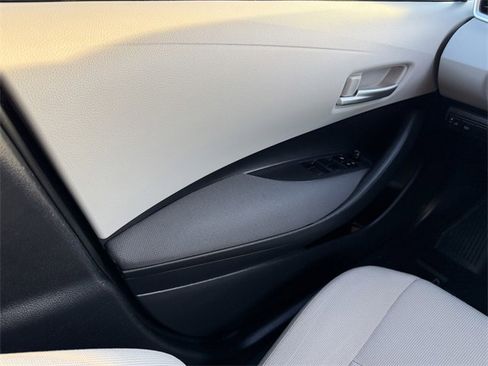 Used 2021 Toyota Corolla LE image 31