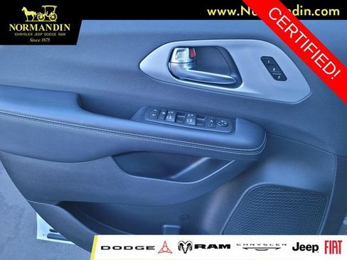 Certified 2025 Chrysler Pacifica Limited FWD image 13