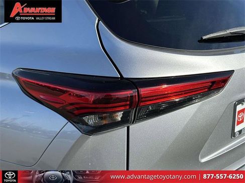 Certified 2022 Toyota Highlander XLE image 12