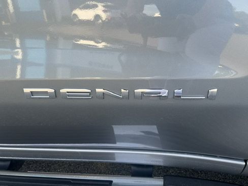 Used 2023 GMC Sierra 1500 Denali w/ Technology Package AWD/4WD image 10