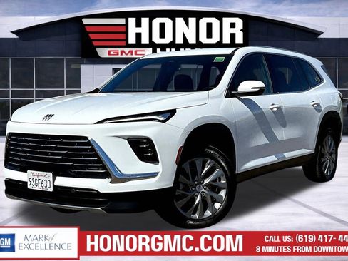 Used 2025 Buick Enclave Preferred image 3