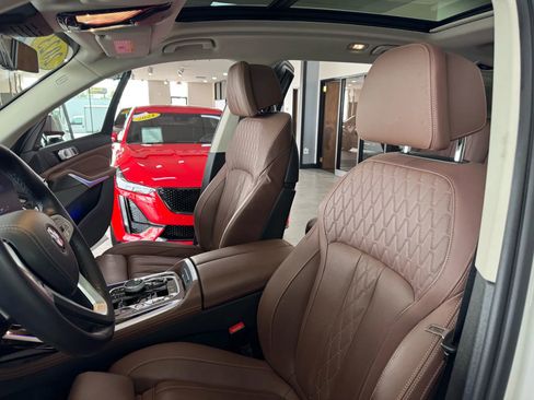 Used 2023 BMW X7 xDrive40i w/ Premium Package image 11