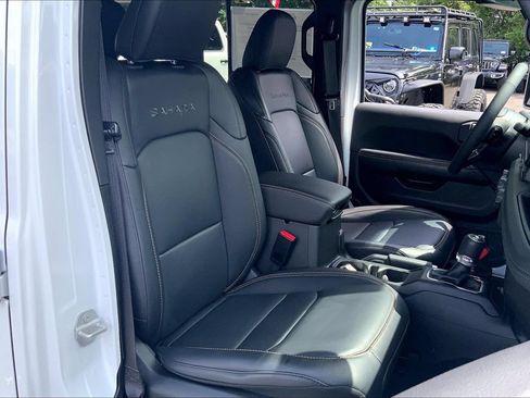 Certified 2024 Jeep Wrangler Unlimited Sahara w/ Technology Group AWD/4WD image 7