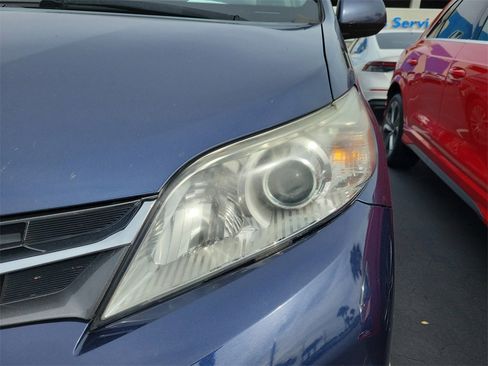 Used 2019 Toyota Sienna XLE image 11