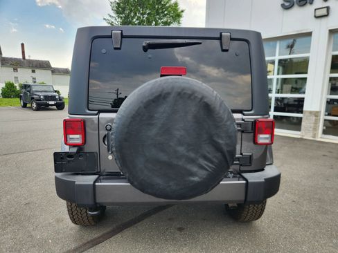 Used 2016 Jeep Wrangler Unlimited Sahara w/ Connectivity Group AWD/4WD image 12