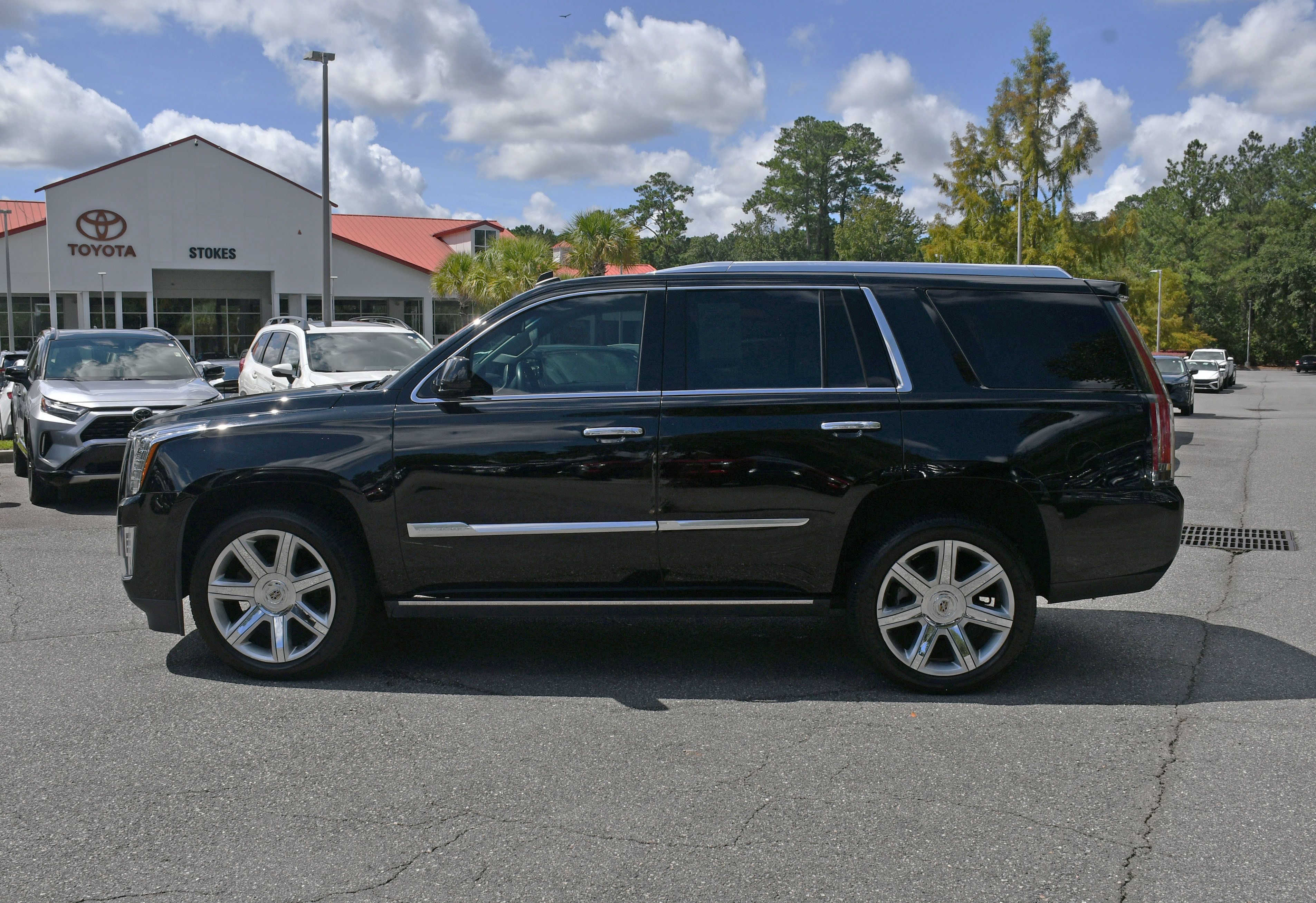 Used 2015 Cadillac Escalade Premium RWD image 2