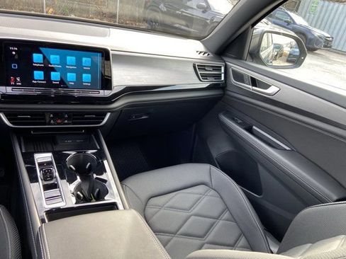 Used 2025 Volkswagen Atlas Cross Sport SE w/ Panoramic Sunroof Package image 16