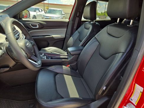 Used 2025 Jeep Compass Latitude w/ Sun & Sound Group AWD/4WD image 24