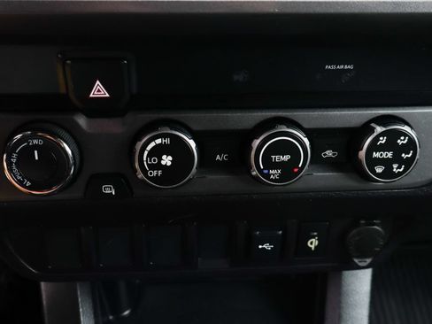 Used 2020 Toyota Tacoma TRD Sport AWD/4WD image 36