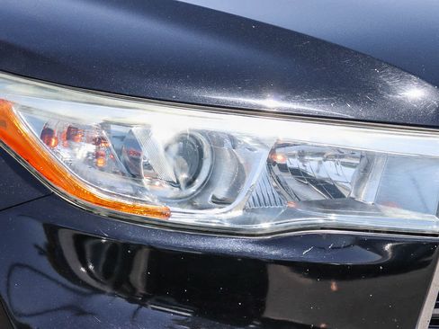 Used 2016 Toyota Highlander XLE FWD image 2