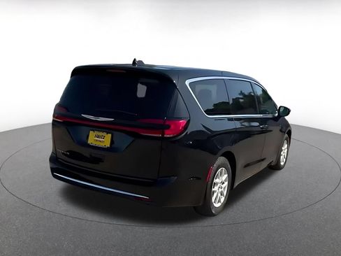 Used 2024 Chrysler Pacifica Touring-L FWD image 11