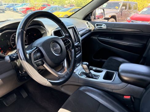 Used 2018 Jeep Grand Cherokee Altitude RWD image 16