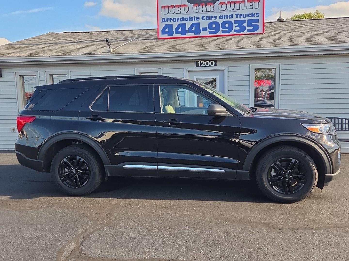 Used 2023 Ford Explorer XLT AWD/4WD image 2