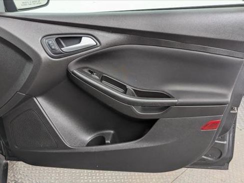 Used 2018 Ford Focus SE w/ SE Appearance Package image 21