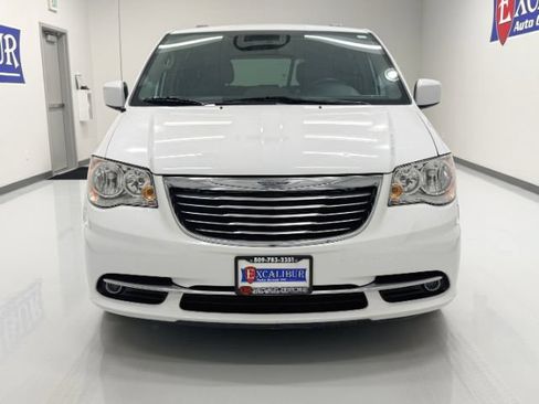 Used 2016 Chrysler Town & Country Touring FWD image 4