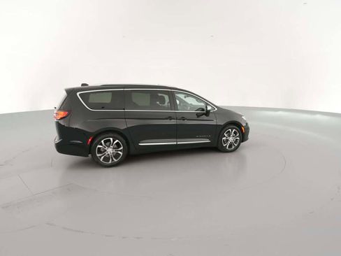 New 2026 Chrysler Pacifica Pinnacle image 13