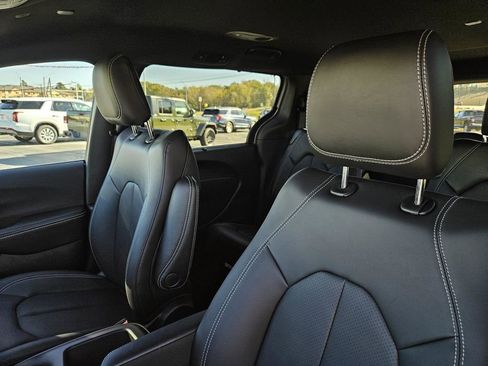 New 2026 Chrysler Pacifica Select image 11